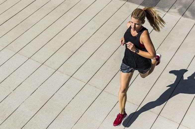 Elektronische Zigarette und Sport: Verbesserung der Leistung eines Mädchens.