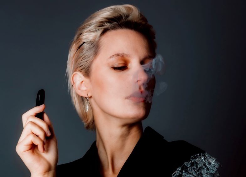 Frau dampft mit einer einfachen elektronischen Zigarette