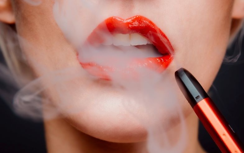 Vaping Frau neugierig auf die teuerste E-Zigarette