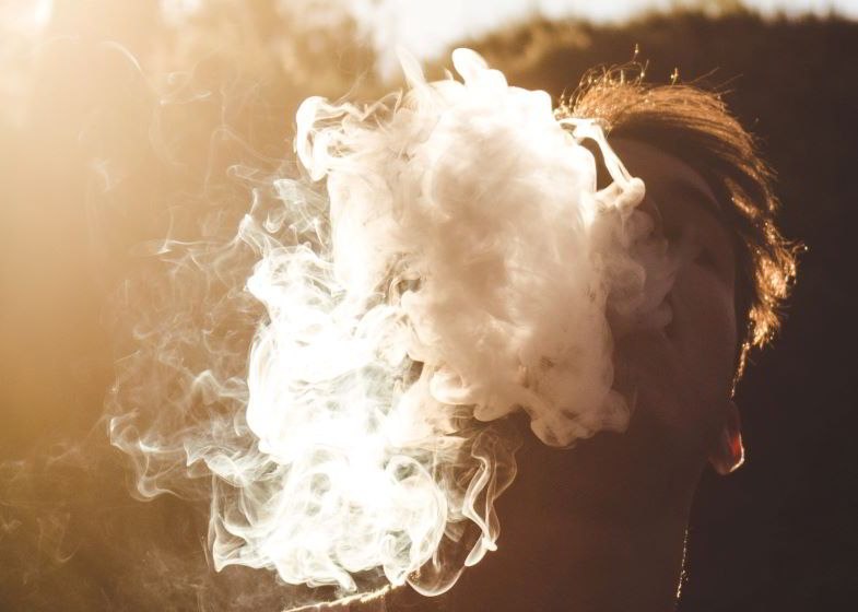 Typ dampft mit einer E-Zigarette der neuesten Generation