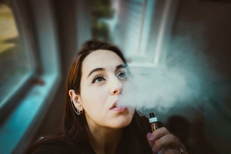 Mädchen fragt sich, wozu die Tropfspitze ihrer E-Zigarette da ist