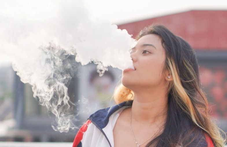 Frau probiert eine neue Geschmacksrichtung von Vape Liquid