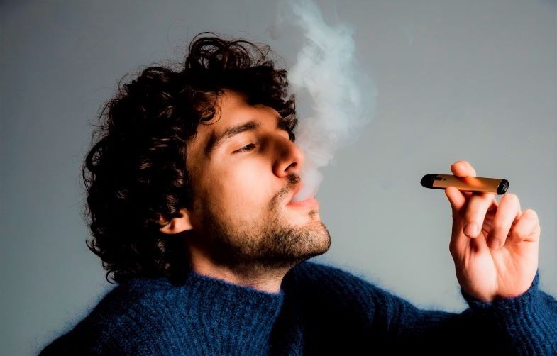 Mann raucht individuelles Liquid mit Nikotin Terpy
