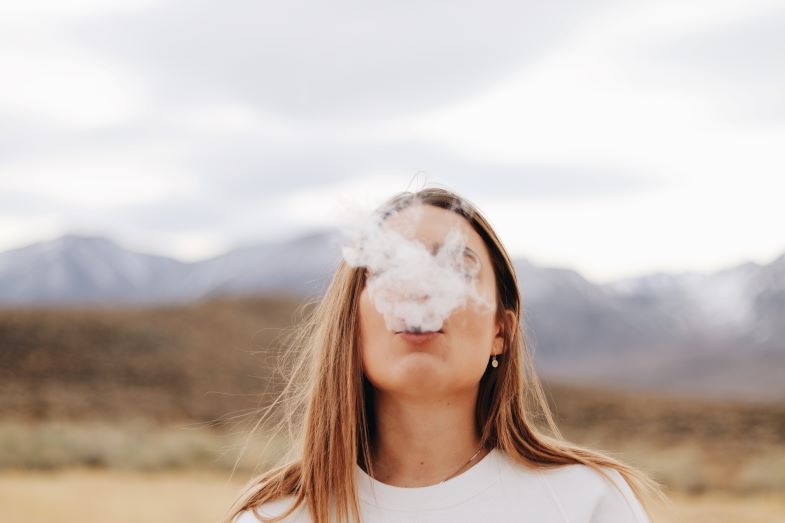 Mädchen vaping