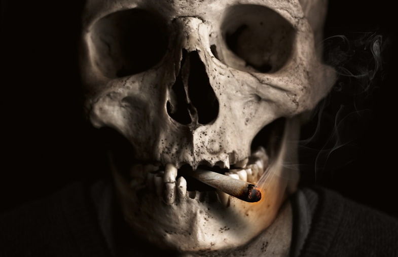 Schädel beim Rauchen einer Zigarette
