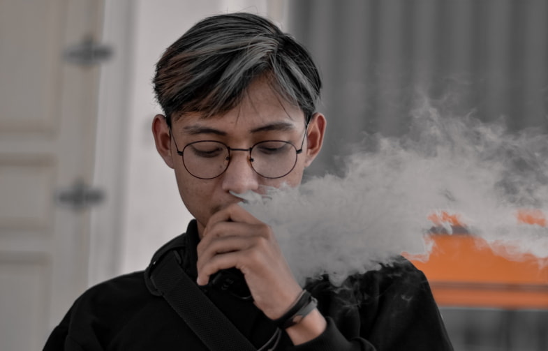 Junge, der dampft, ohne E-Liquid zu probieren | Terpy